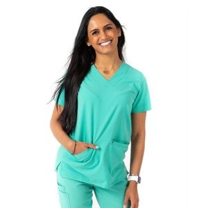 MIM Women’s 2-Pocket Scrub Top - Surgical Green